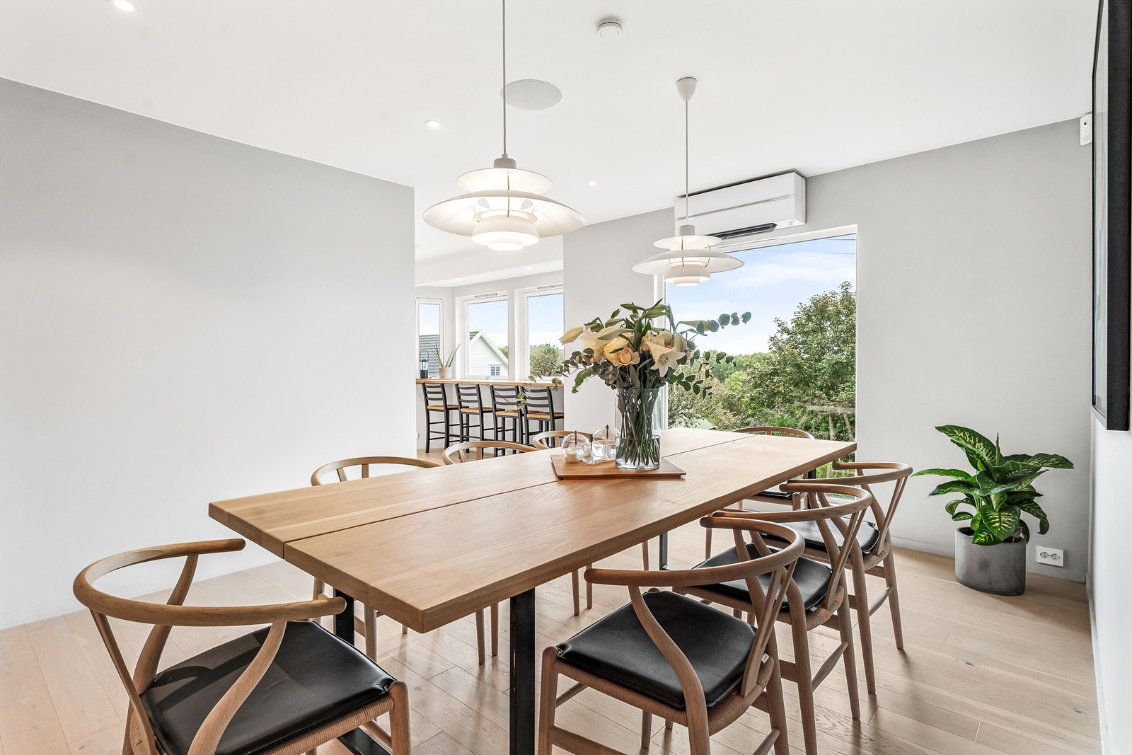 Spisestuen er en naturlig forlengelse av stuen, og er perfekt dimensjonert for et stort spisebord der hele familien kan samles. Galleribilde