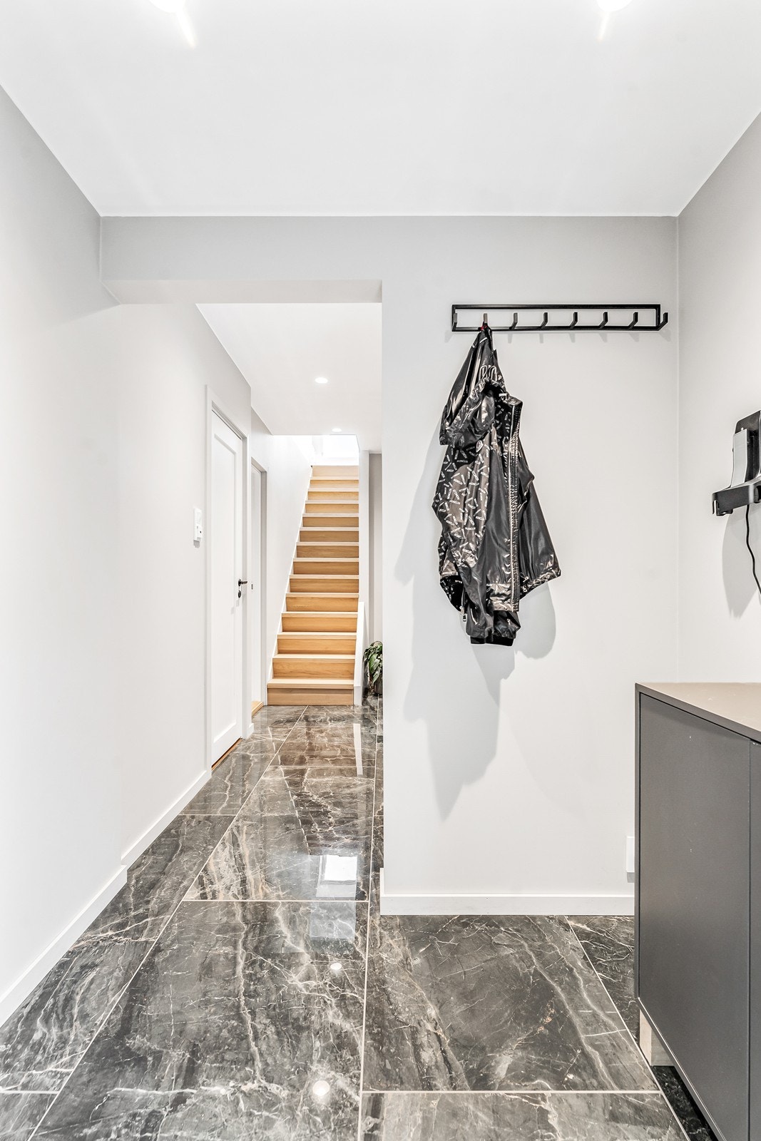 Her med moderne fliser på gulv, varmekabler, spotter i taket og delikate fargevalg. Galleribilde