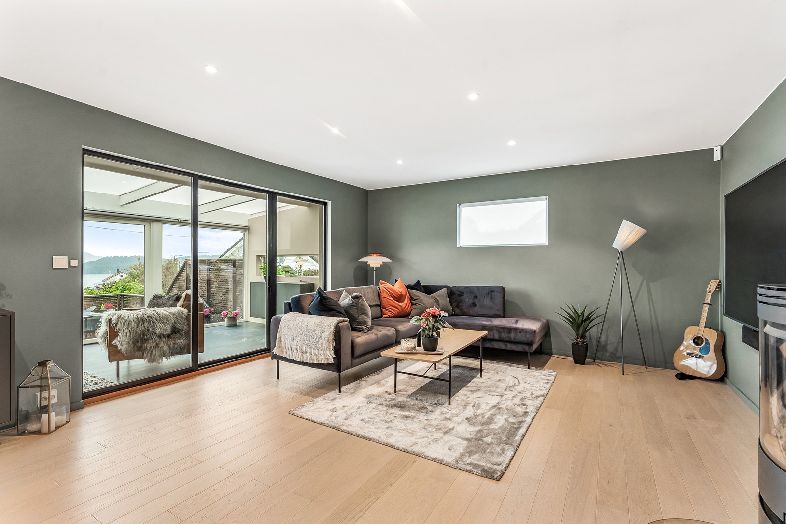 Stuen er et av hjemmets absolutte høydepunkter. Den er stor og luftig, og naturlig delt inn i en koselig stuedel og en romslig spisestue. Galleribilde