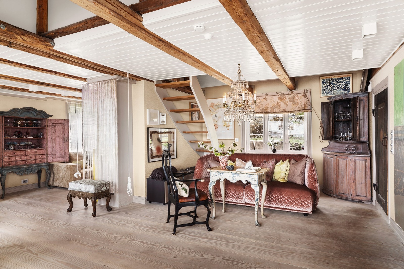 Veggene i stuene er trukket med lintekstiler fra Østeriske Leitner Leinen. Galleribilde