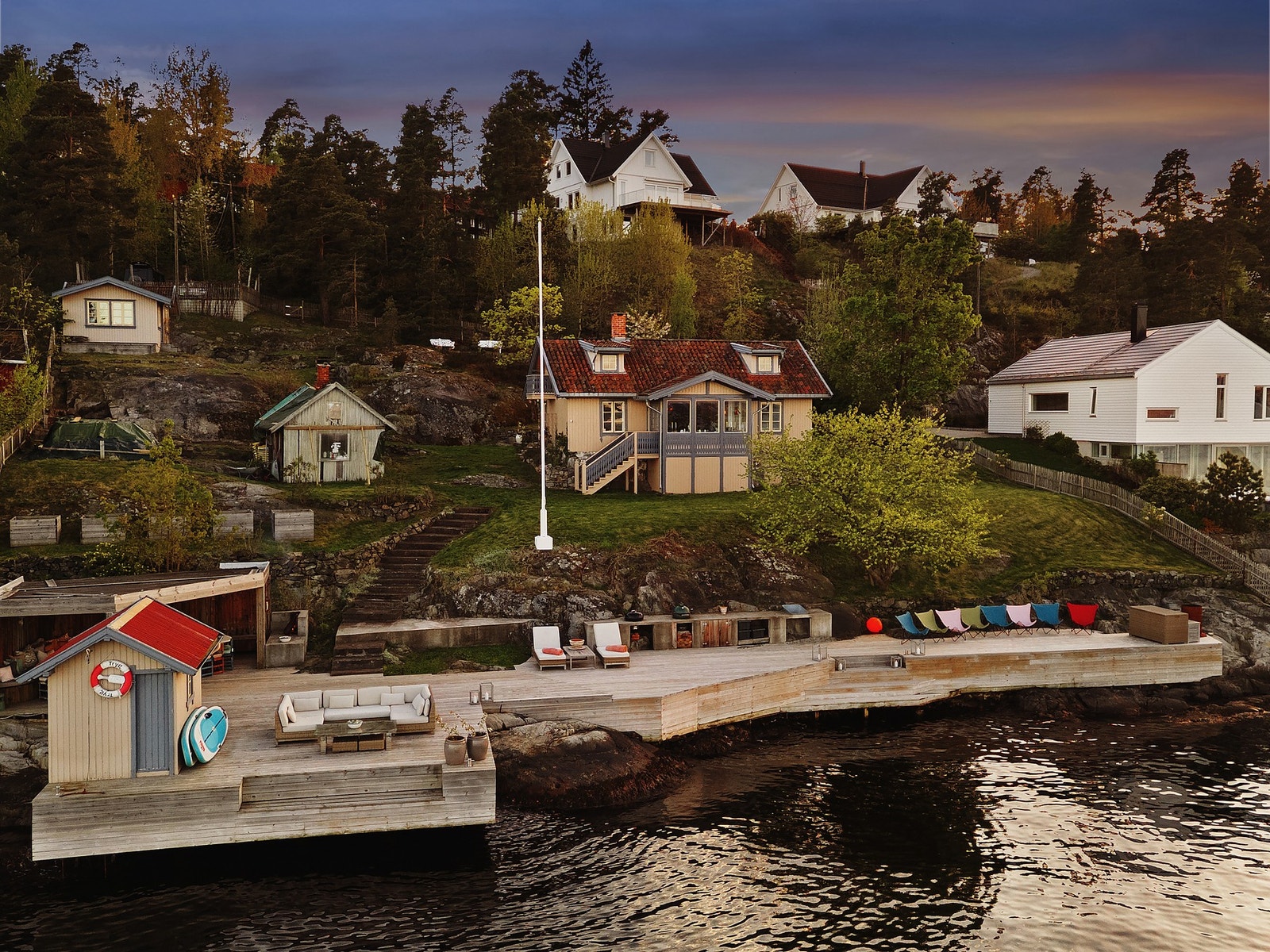 Vakker sjøeiendom med egen brygge, badehus og utsikt over indre Oslofjord. Beliggende i et idyllisk og etablert boligområde med klassisk bebyggelse og frodig natur. Galleribilde