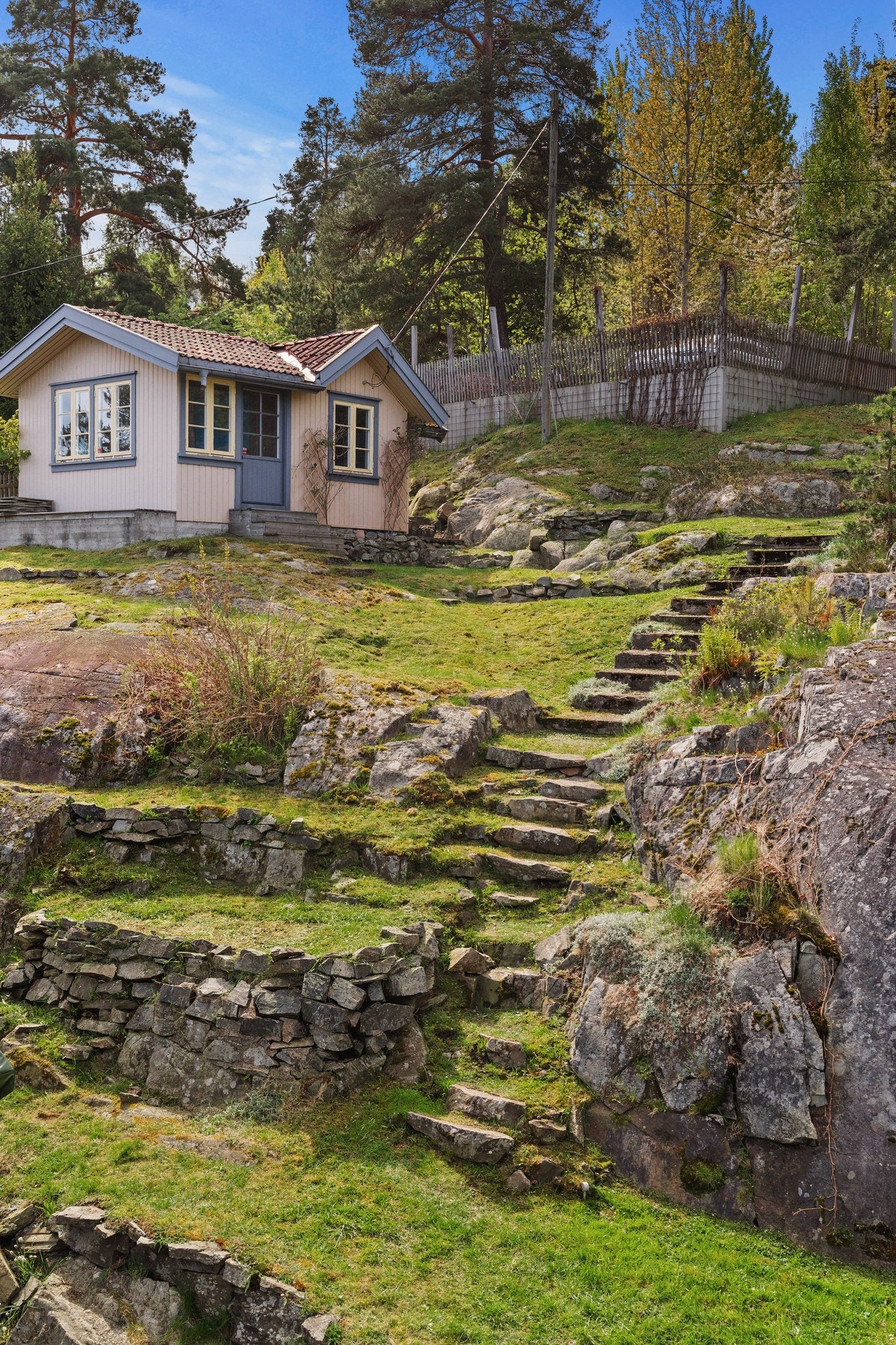 Sjarmerende anneks beliggende i skråningen med natursteinsmurer og trapper - perfekt som gjestehus. Galleribilde