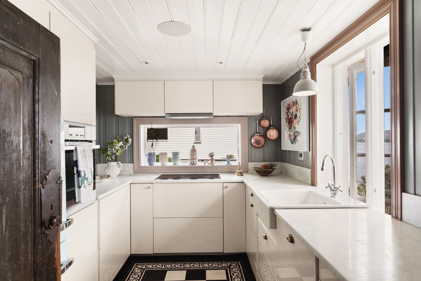 Innredning med folierte glatte fronter. Marmor benkeplate med nedfelt kum i porselen. Integrerte elektriske artikler med stekeovn, komfyr med keramisk topp og oppvaskmaskin. Elektrisk avtrekksvifte. Galleribilde