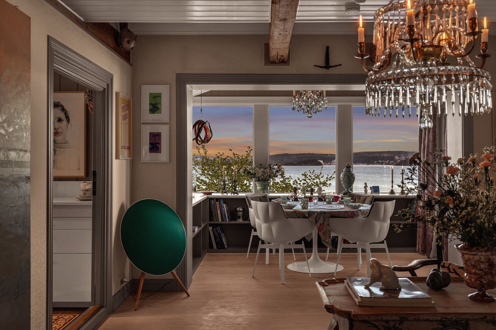 I stuen og spisestuen/ glassveranda er det lagt brede gulvbord i Douglas gran fra Dinesen, importert fra Schwarzwald. Galleribilde