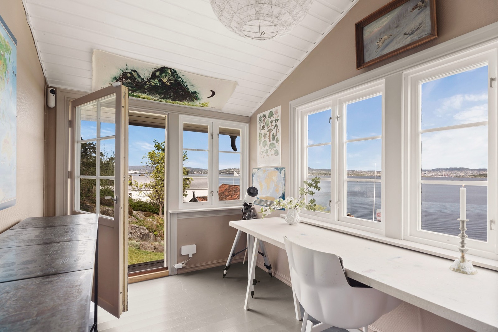 Innholdsrikt anneks med arbeidsplass og spektakulær utsikt mot fjorden - et inspirerende rom for kreativitet, arbeid eller rolig avkobling. Galleribilde