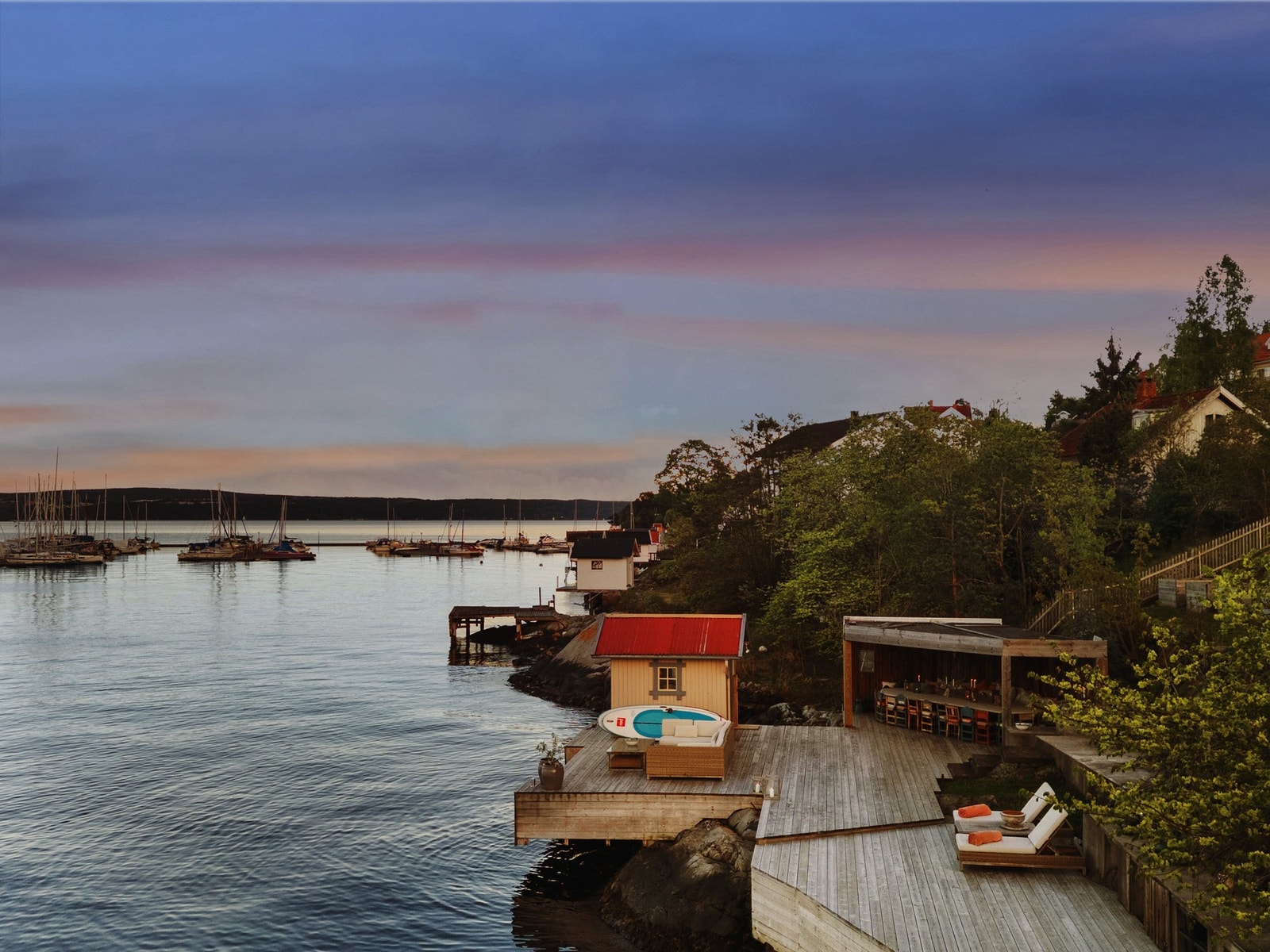Badehus på bryggen i en etasje oppført i ca 1902. Yttertak i trekonstruksjon som er tekket med malte bølgeblokkplater. Galleribilde