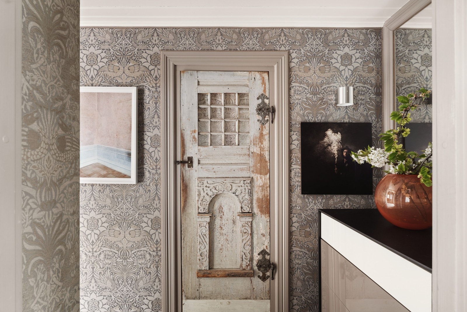 Inngang til badet med karakter - originale detaljer kombinert med moderne uttrykk gir et unikt førsteinntrykk. Galleribilde