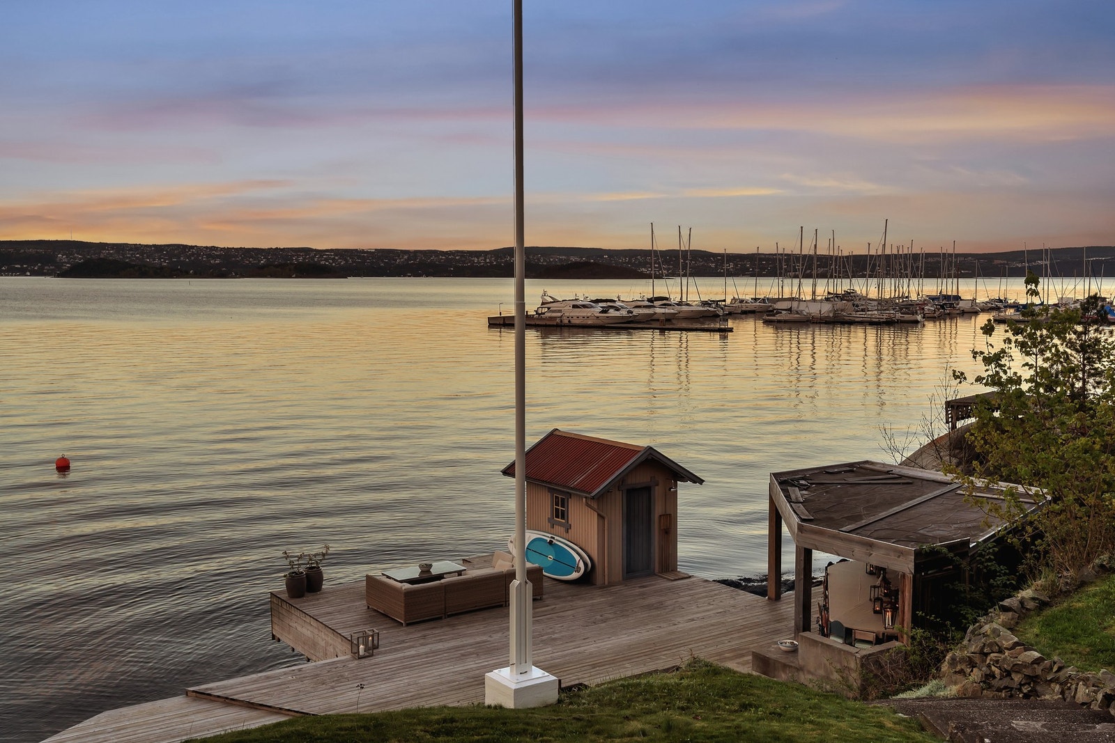 Velkommen til Nedre Movei 40 A og B - en unik sjøperle rett ved vannkanten. Presentert av Christian L. Mathiesen. Galleribilde