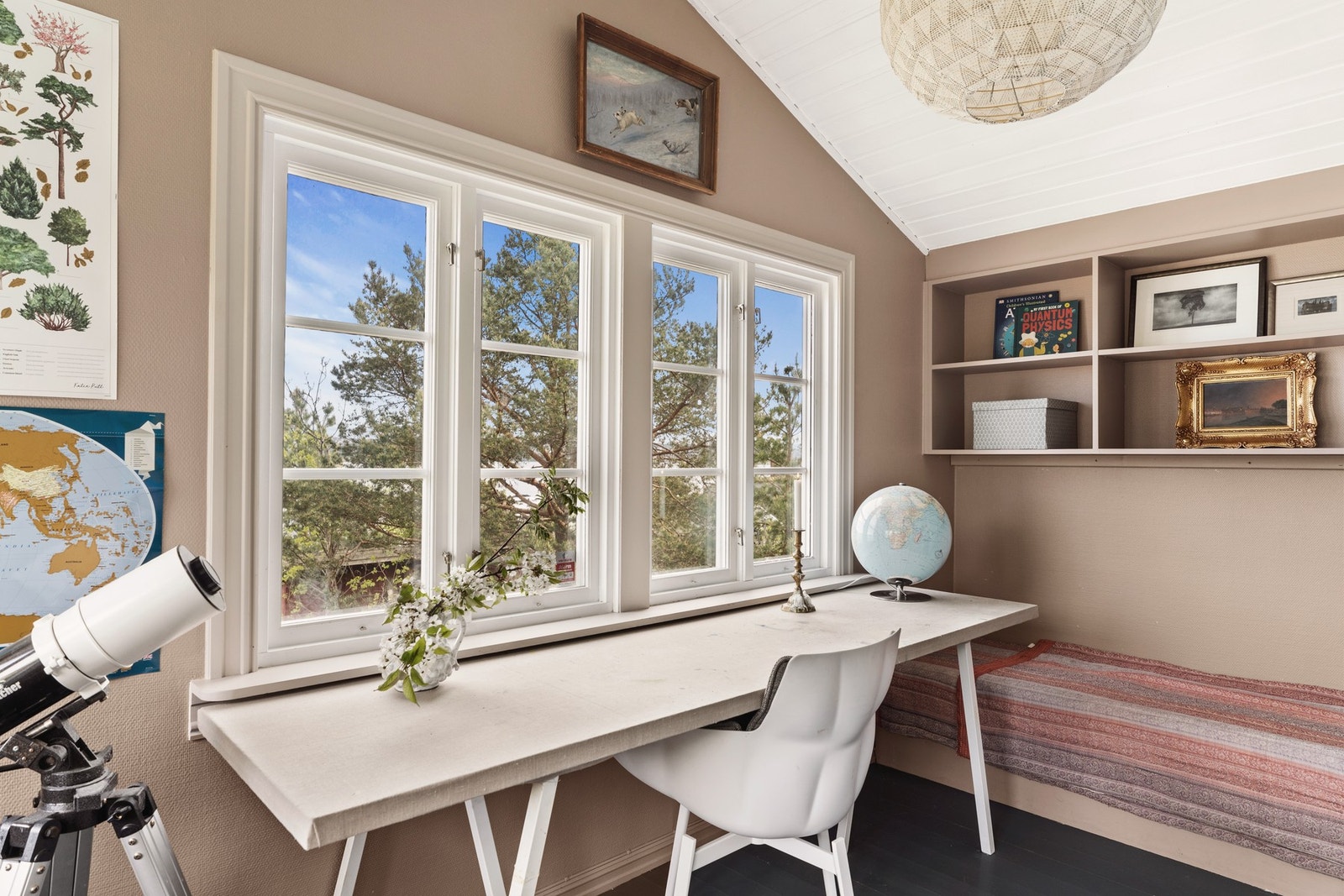 Anneks med store vindusflater og vakker utsikt mot sjøen - et lyst og inspirerende rom som kan brukes som arbeidsrom eller ekstra oppholdsrom. Galleribilde