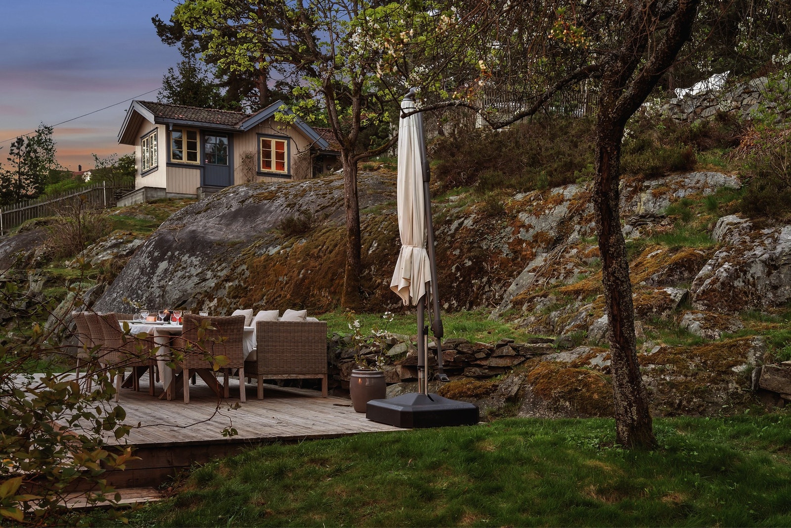 Hyggelig uteplass på baksiden av huset. Galleribilde