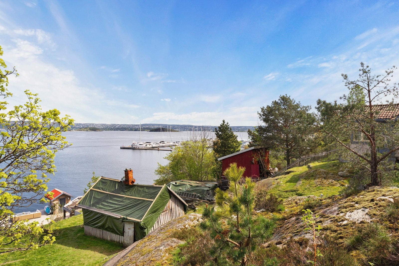 Uthus som har kollapset for noen år siden. Resterende bygningsmaterialer er bevart i grunnmuren, dekket med presenning. Galleribilde