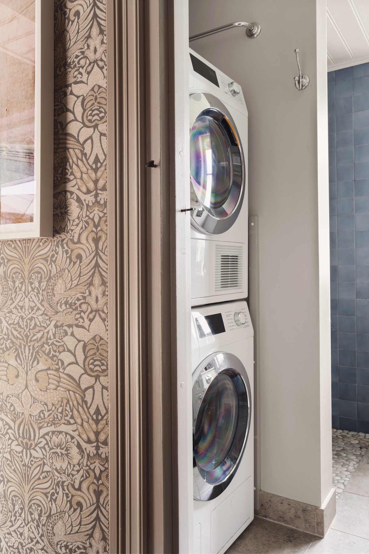 Vaskemaskin og tørketrommel på badet. Galleribilde