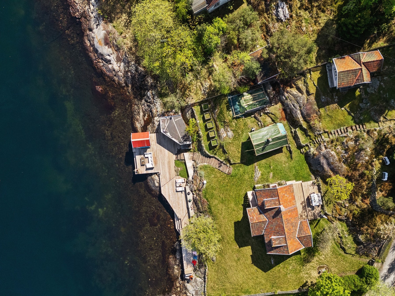På Oksval brygge som kun er 5 minutters gange fra boligen, er det et fint, hyggelig og yrende liv om sommeren med kiosk, flytebrygge etc. Og selvsagt Oksval Båthavn. Der er det også en badstue på bryggen som man kan bli medlem av. Galleribilde