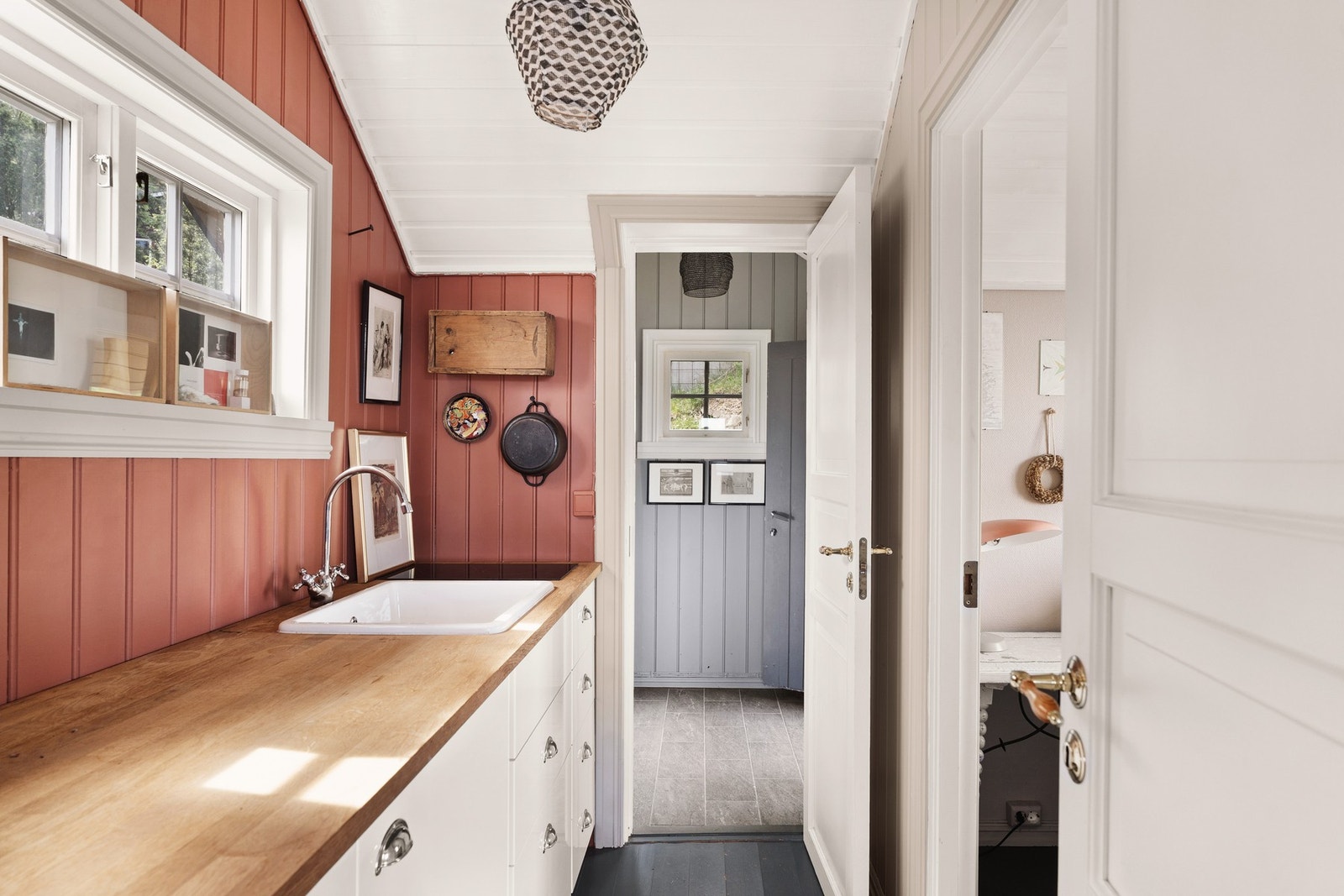 Kjøkken med folierte glatte fronter og heltre benkeplate med nedfelt kum i porselen. Det er innvendig lagt opp til at vann kan føres inn i annekset, men det er ikke strukket rør fra hovedhus til anneks. Galleribilde