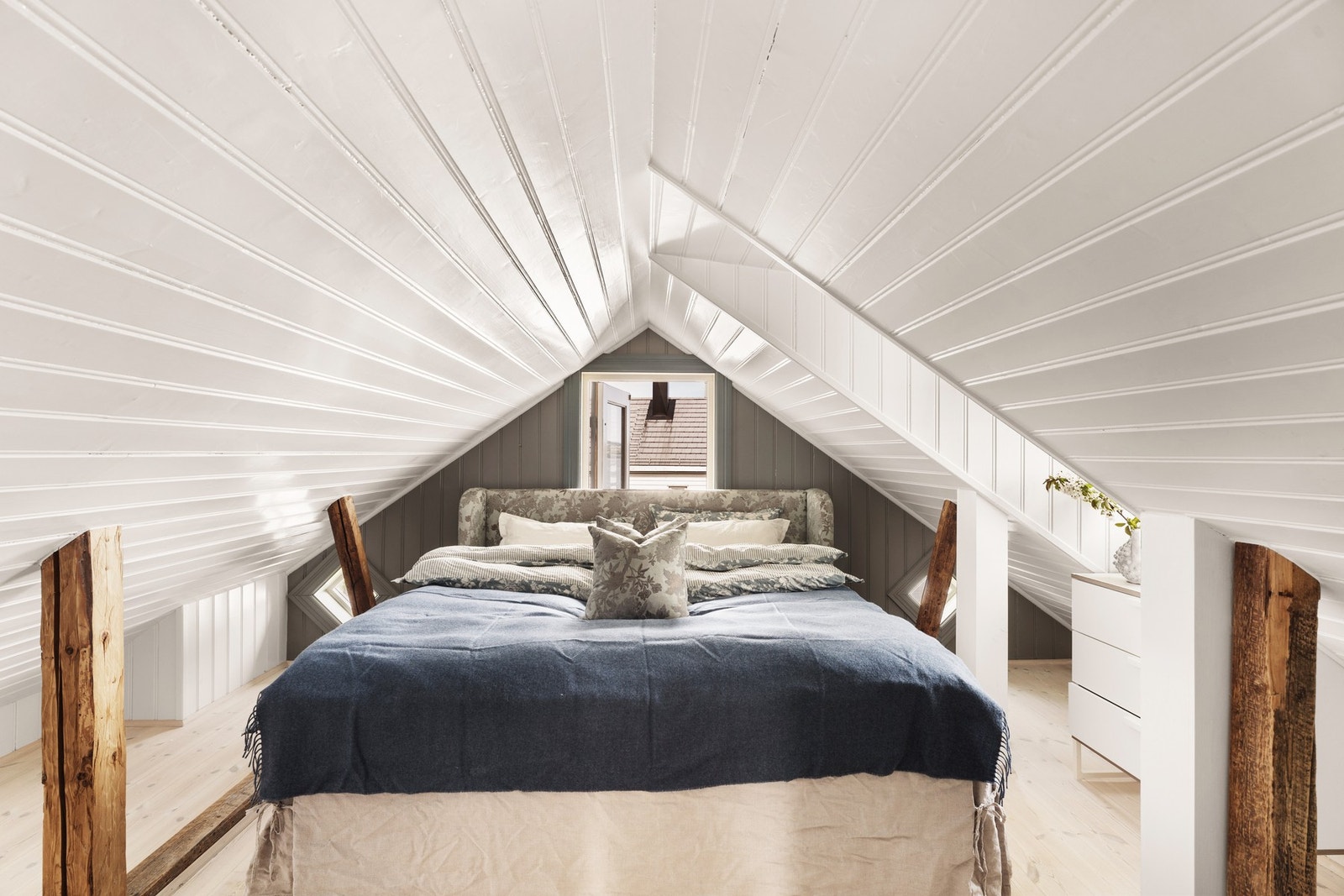 Loftstue/ innredete rom med utgang til balkong, den er ikke godkjent for varig opphold grunnet himlingshøyden. Galleribilde