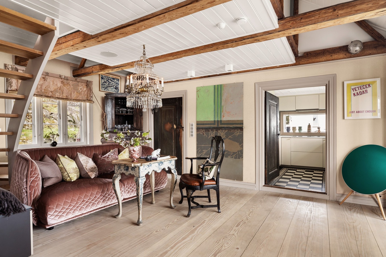 Sjarmerende stue med synlige bjelker, eksklusive materialvalg og et varmt, personlig preg. En unik kombinasjon av klassisk stil og moderne komfort. Galleribilde