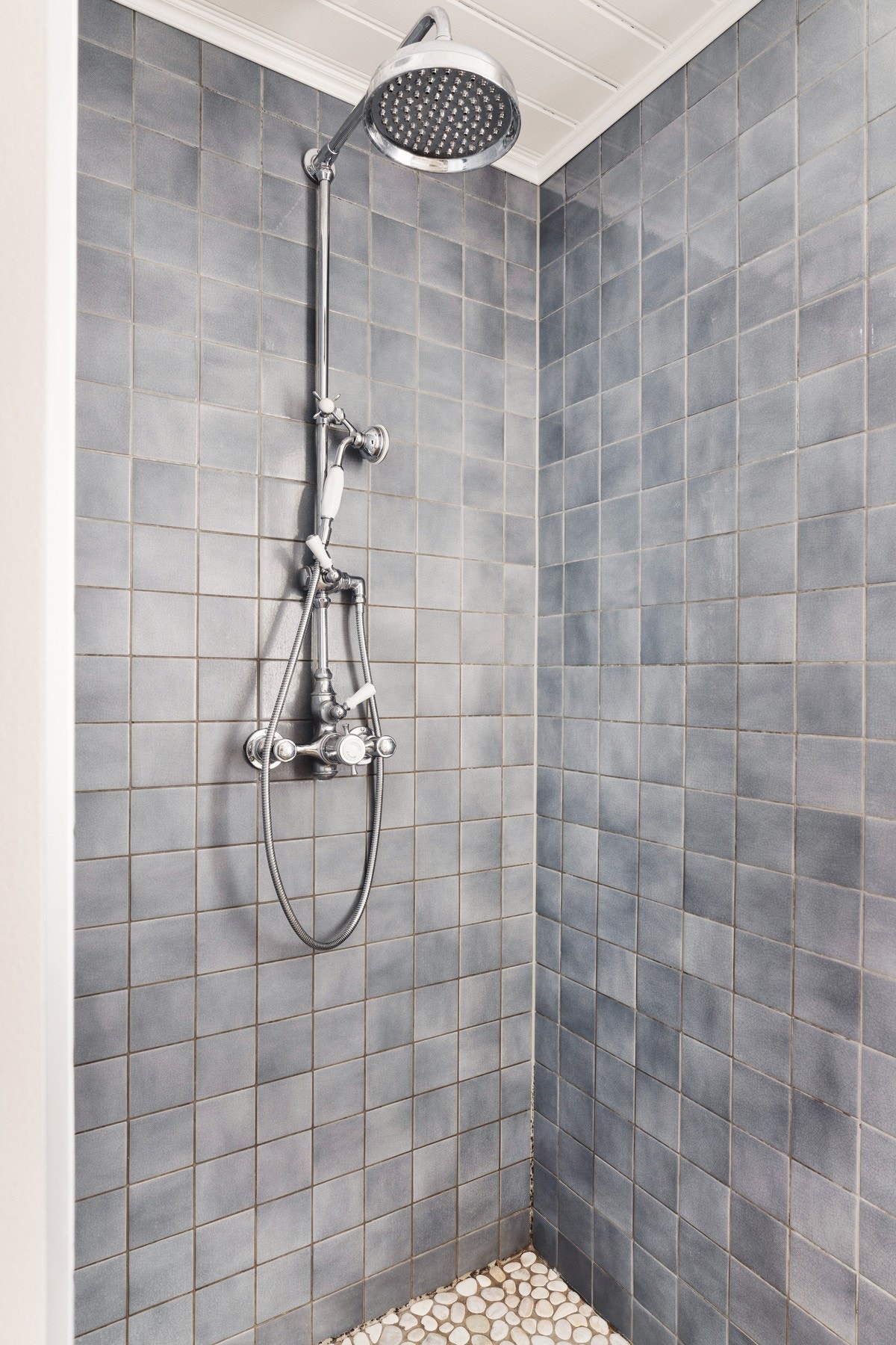 Gulvet er flislagt. Nedsenket gulv i dusjen. Badet har elektriske varmekabler. Galleribilde