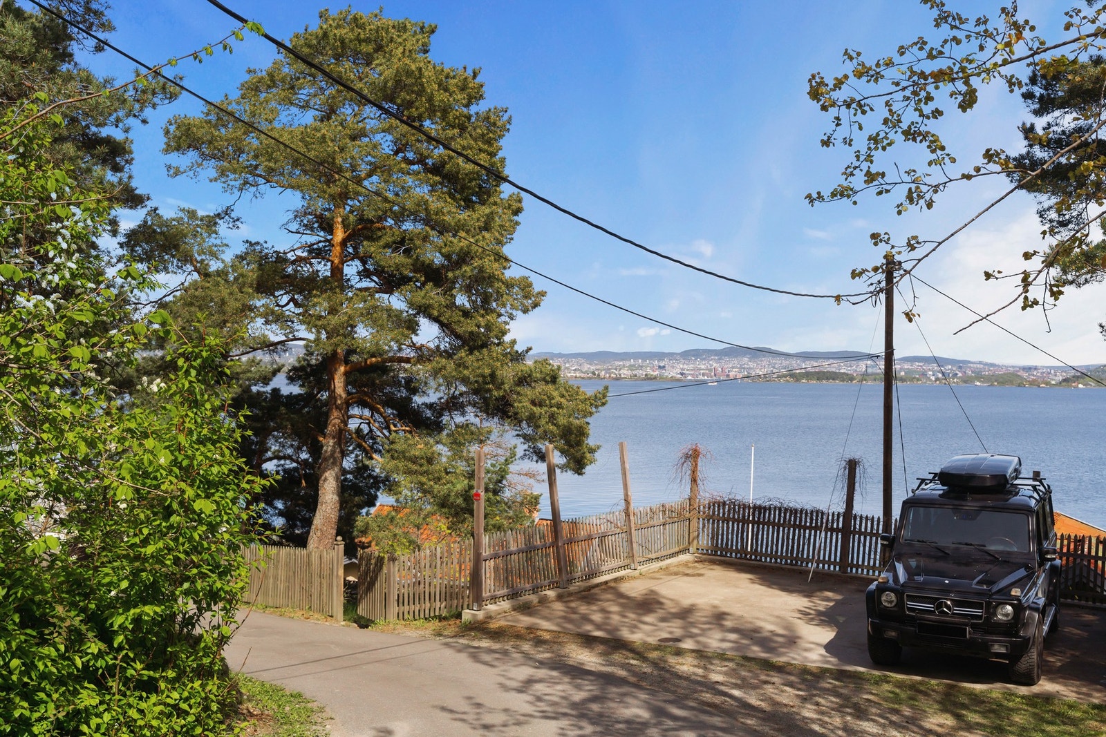 Det er opparbeidet parkeringsplass med plass til 3 biler på oversiden av eiendommen. Galleribilde