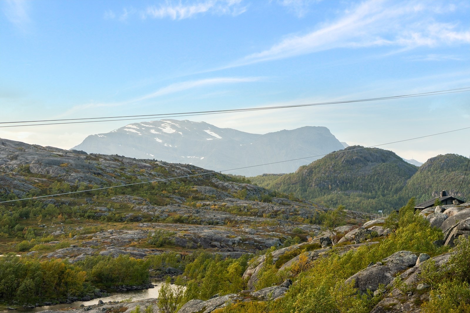 Hytta er omgitt av fantastisk natur med både høye fjell og dype daler, perfekt for den turglade! Galleribilde