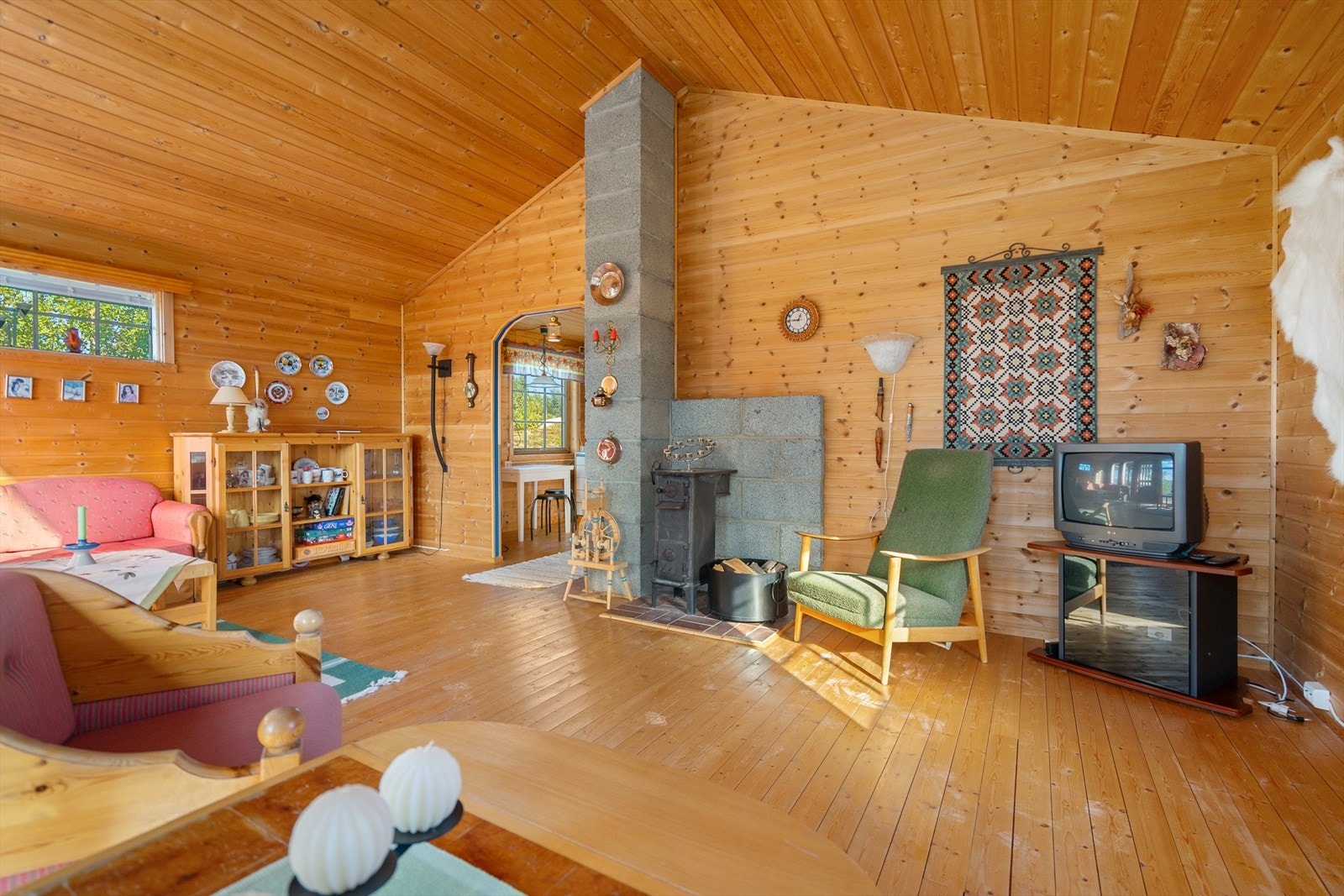 Romslig og koselig stue med god takhøyde, vedovn og store vindusflater som slipper inn rikelig med lys Galleribilde