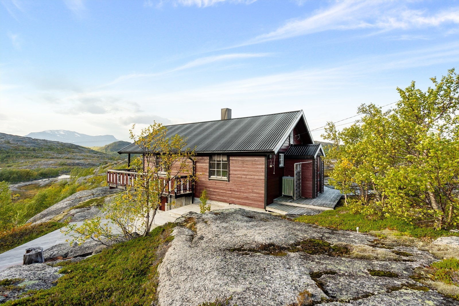 Flott og klassisk hytte med utsikt over fjell og dal, omgitt av stillhet og natur kun en kort kjøretur fra Narvik sentrum! Galleribilde