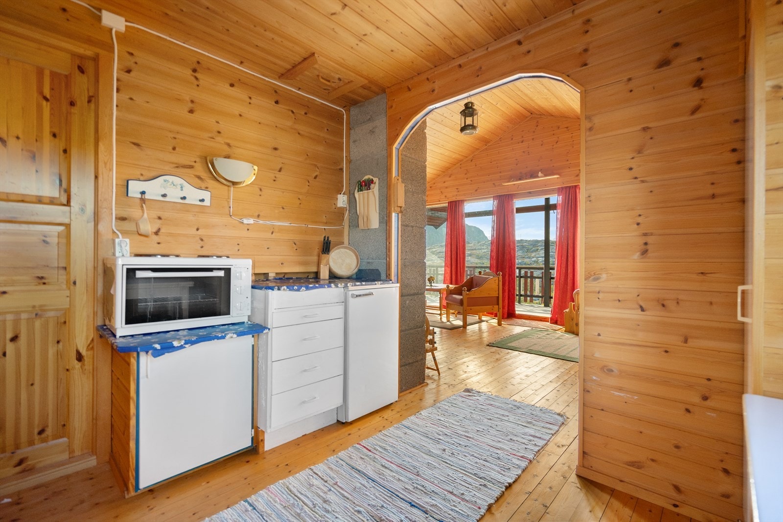 Fra kjøkkenet har du direkte adkomst til stuen - en planløsning som gjør hytta sosial og praktisk Galleribilde