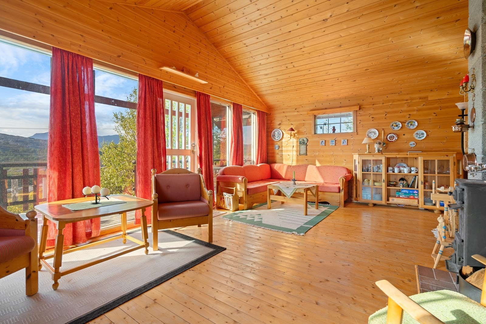 Stuen har plass til både sofagruppe og spisestue, perfekt for hyggelige stunder med familie og venner. Galleribilde