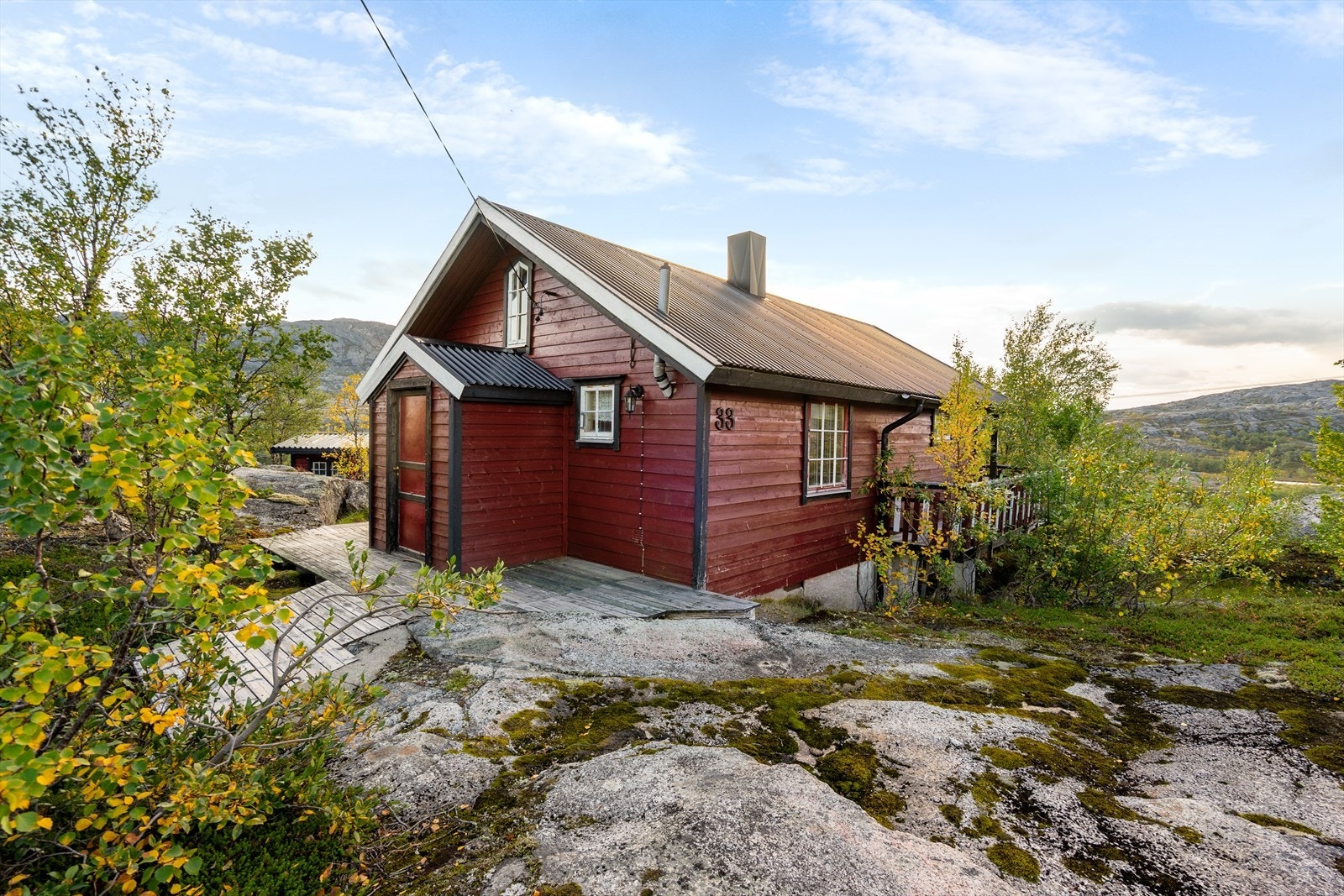 Hytta byr på stue, kjøkken, soverom, wc og en hems, i tillegg til flere terrasser med gode solforhold og utebod Galleribilde