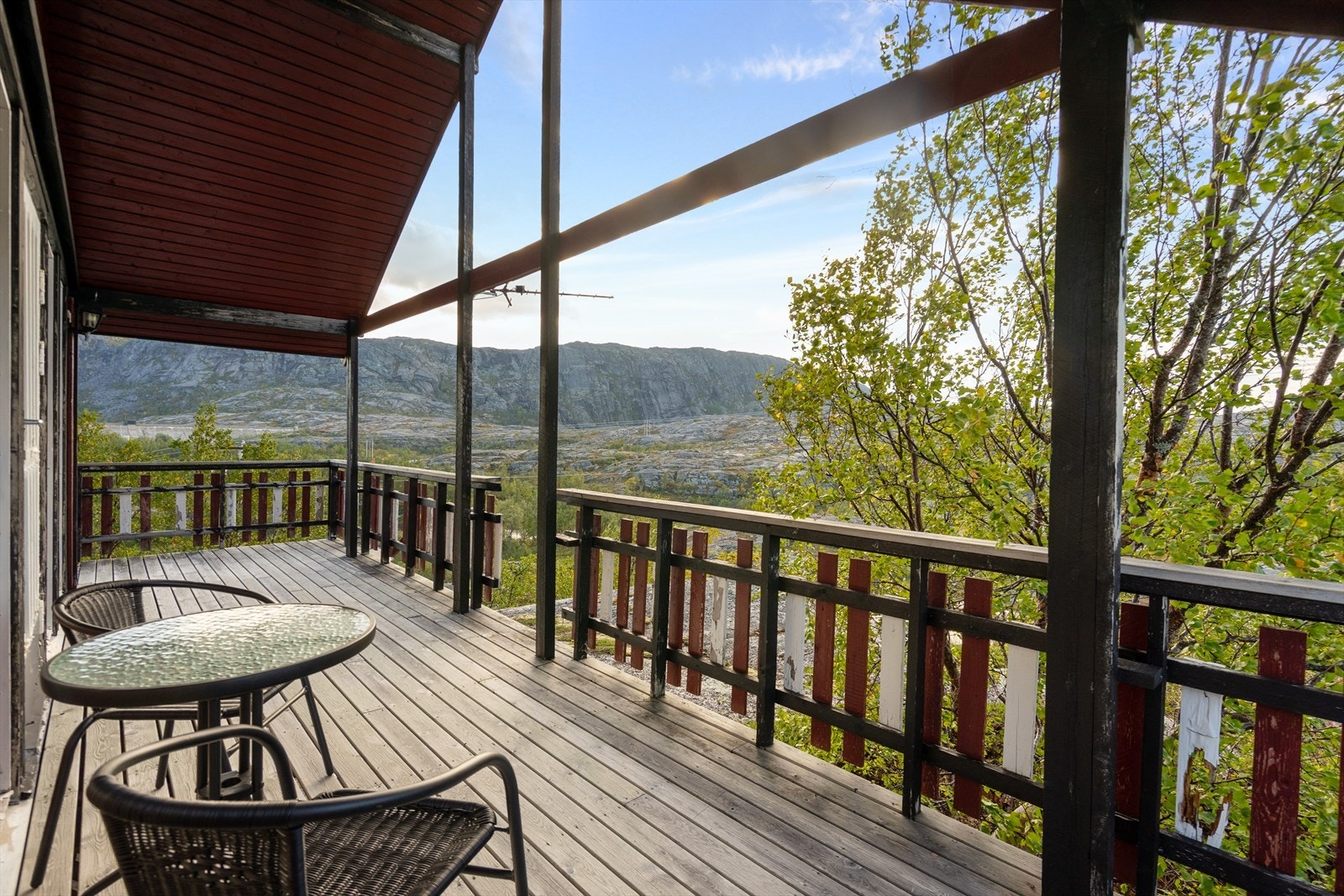 Fra verandaen og uteområdene har du panoramautsikt over vakre fjell og daler, et sted for ro og inspirasjon Galleribilde