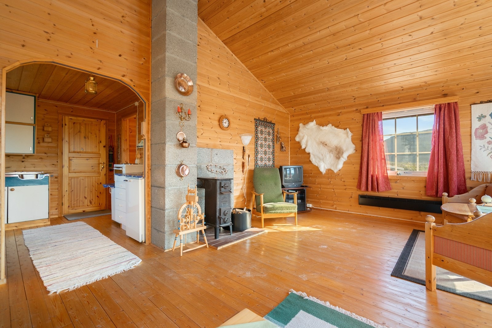 Trivelig stue med vedovn som gir både varme og ekte hyttestemning - perfekt etter en dag ute i frisk fjelluft Galleribilde