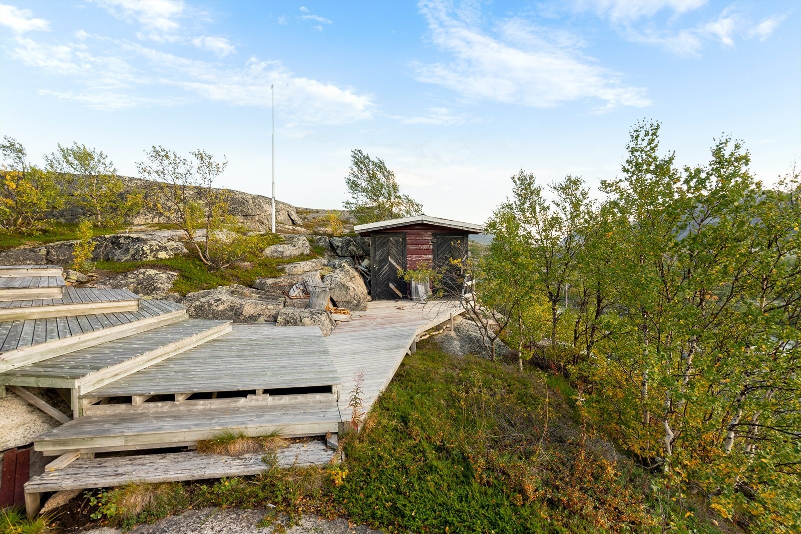 Bod - praktisk for lagring av ved, redskap eller fritidsutstyr Galleribilde