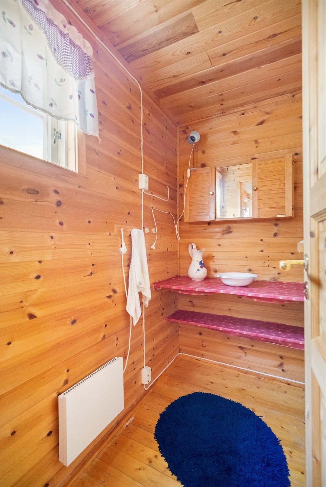 Bad/stellerom med oppbevaringshyller - et sjarmerende rom med tradisjonell hyttefølelse Galleribilde