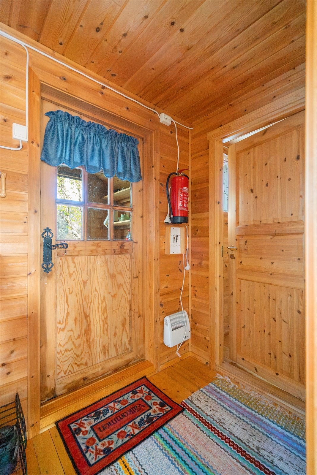 Hyggelig gang med plass til å henge fra seg ytterklær og sko Galleribilde