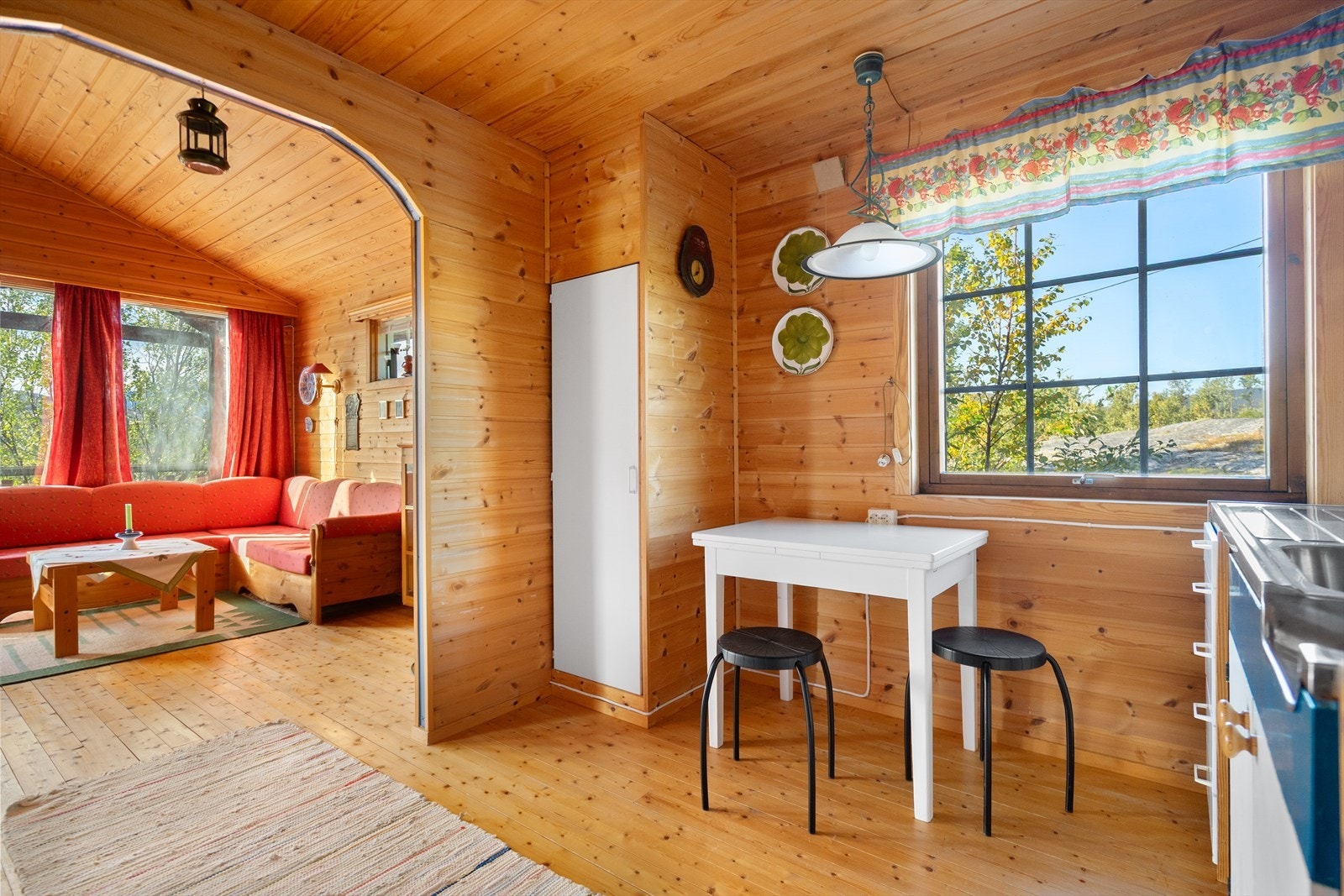 Åpen løsning mellom kjøkken og stue gir rommet lys og luft Galleribilde