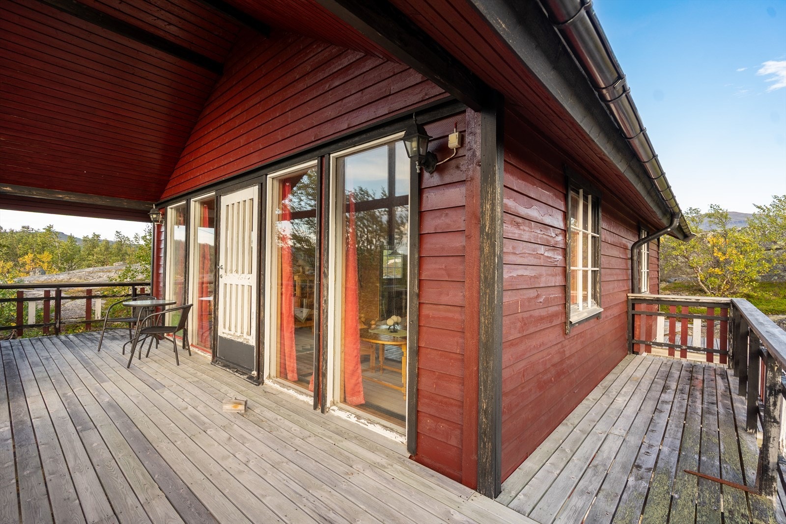 Stor veranda som har overbygg i front - her kan du sitte ute både på sol- og regnfylte dager Galleribilde