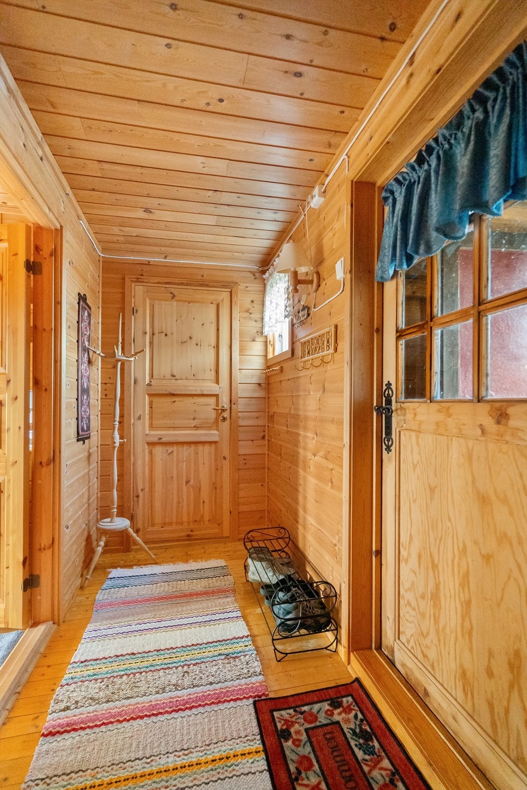 Lun entré med plass til yttertøy og sko - her får du den ekte hyttefølelsen fra første steg inn døra Galleribilde