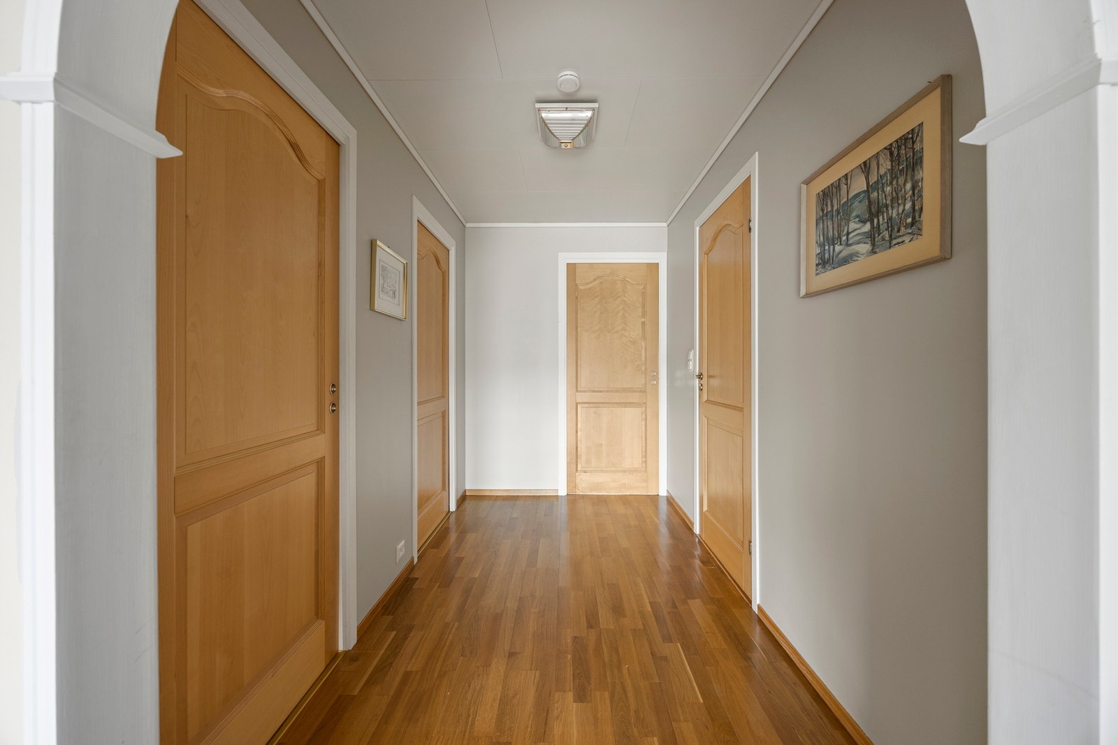 Gang med dør inn til tre soverom og bad/vaskerom Galleribilde