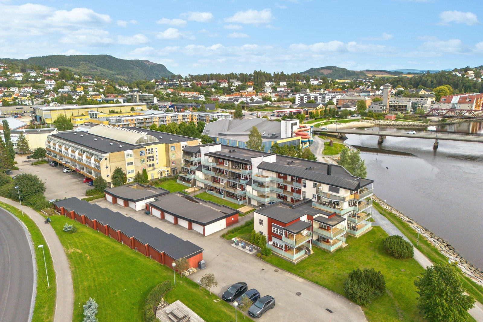 Legekontor, legevakt, apotek, basseng, matbutikk i kort gangavstand, alt kan nås via elvepromenaden Galleribilde