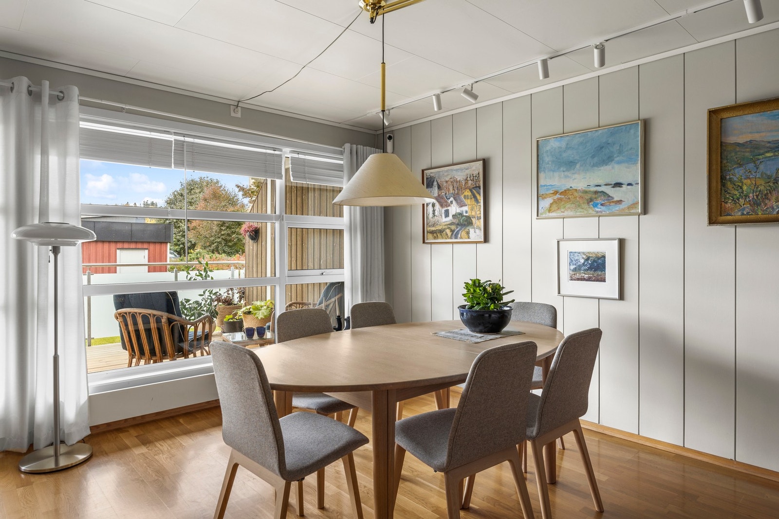 Det er også god plass til spisebord for flere gjester Galleribilde