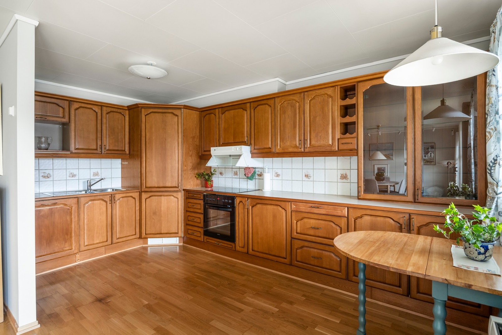 Praktisk innredning med integrerte kjøl-/fryseskap, platetopp, stekeovn og oppvaskmaskin Galleribilde