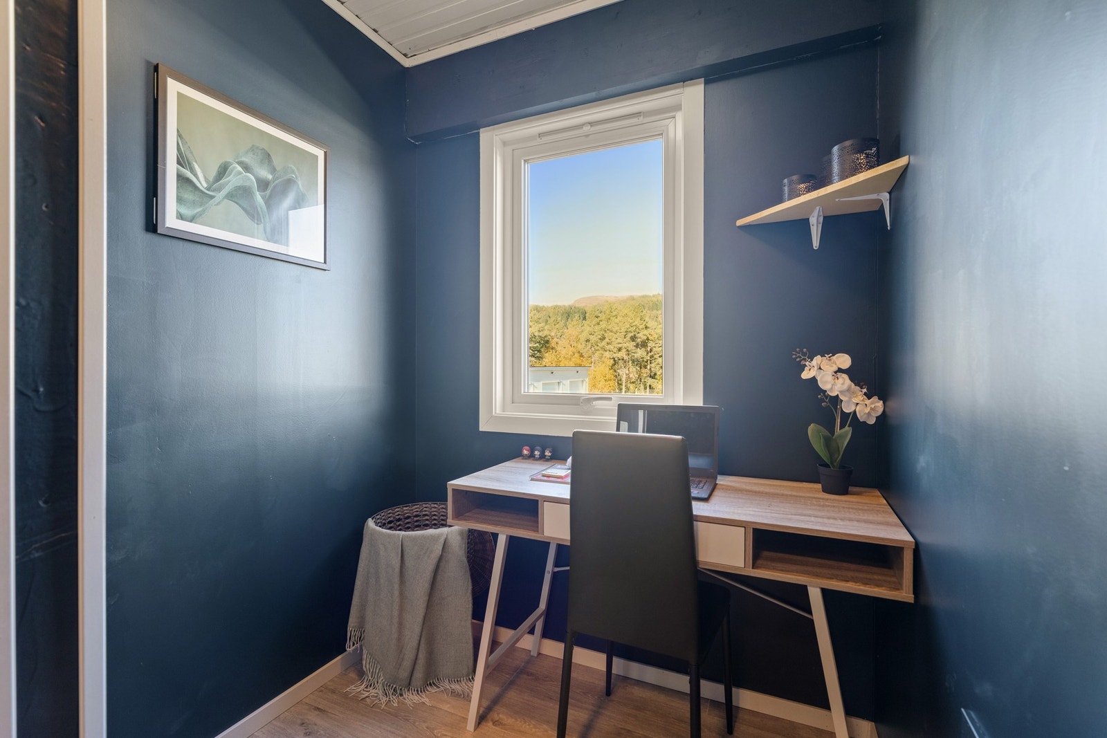 Praktisk oppdelt, men plass til pult ved vindu Galleribilde