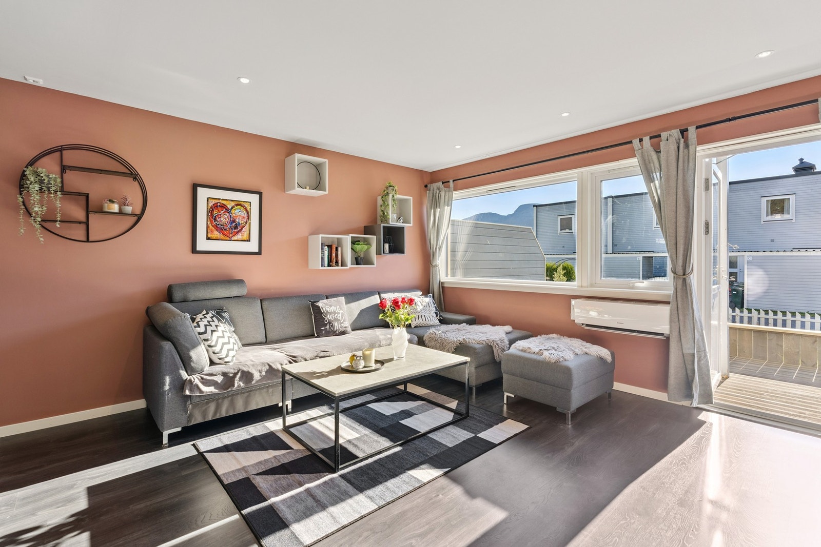 Fra stuen er det utgang til terrasse og hage Galleribilde