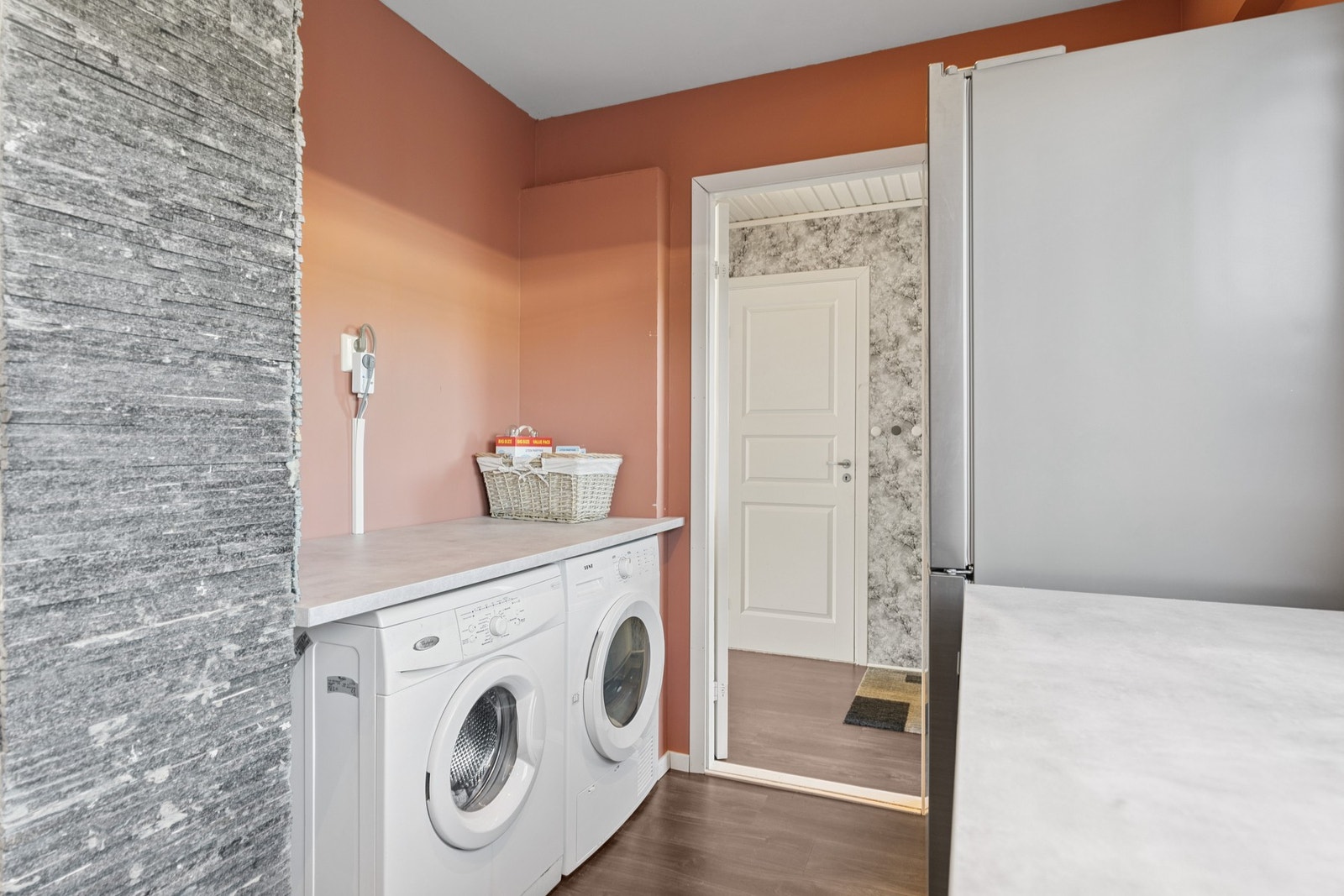 Opplegg til vaskemaskin på kjøkken Galleribilde