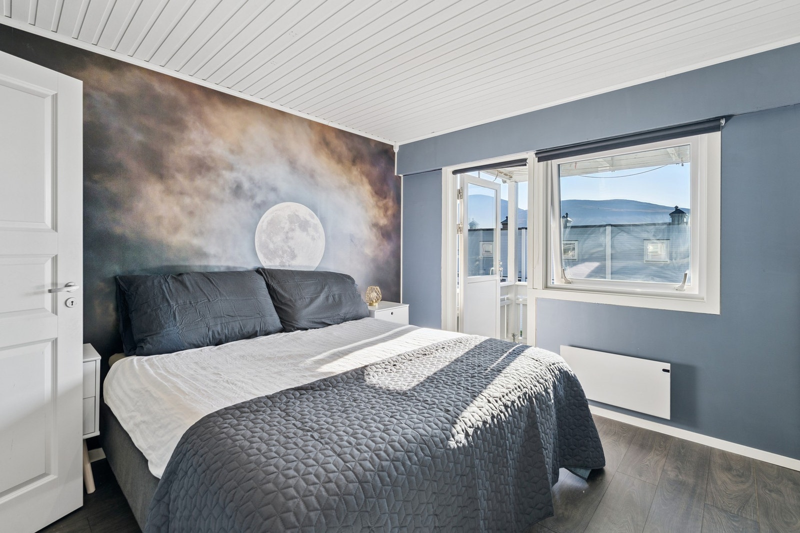 Soverom i 2. etasje med utgang til balkong Galleribilde