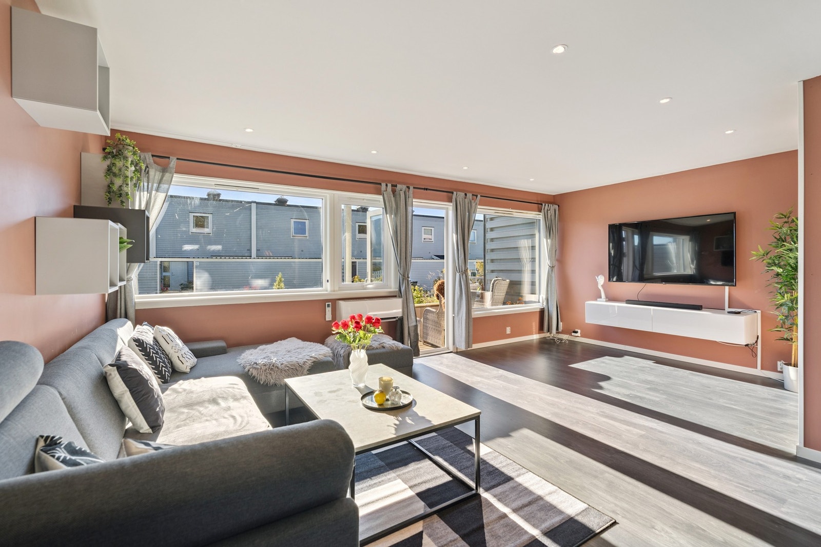 Stue pusset opp med laminatgulv og glatte overflater i 2020 Galleribilde