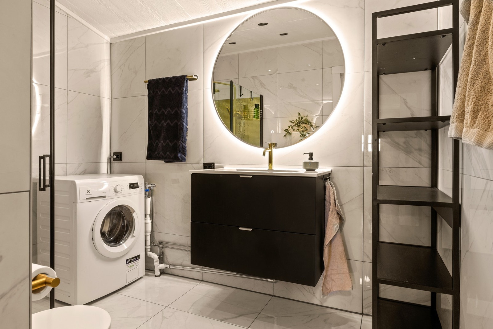 Bad fra 2023 med moderne løsning og materaler Galleribilde