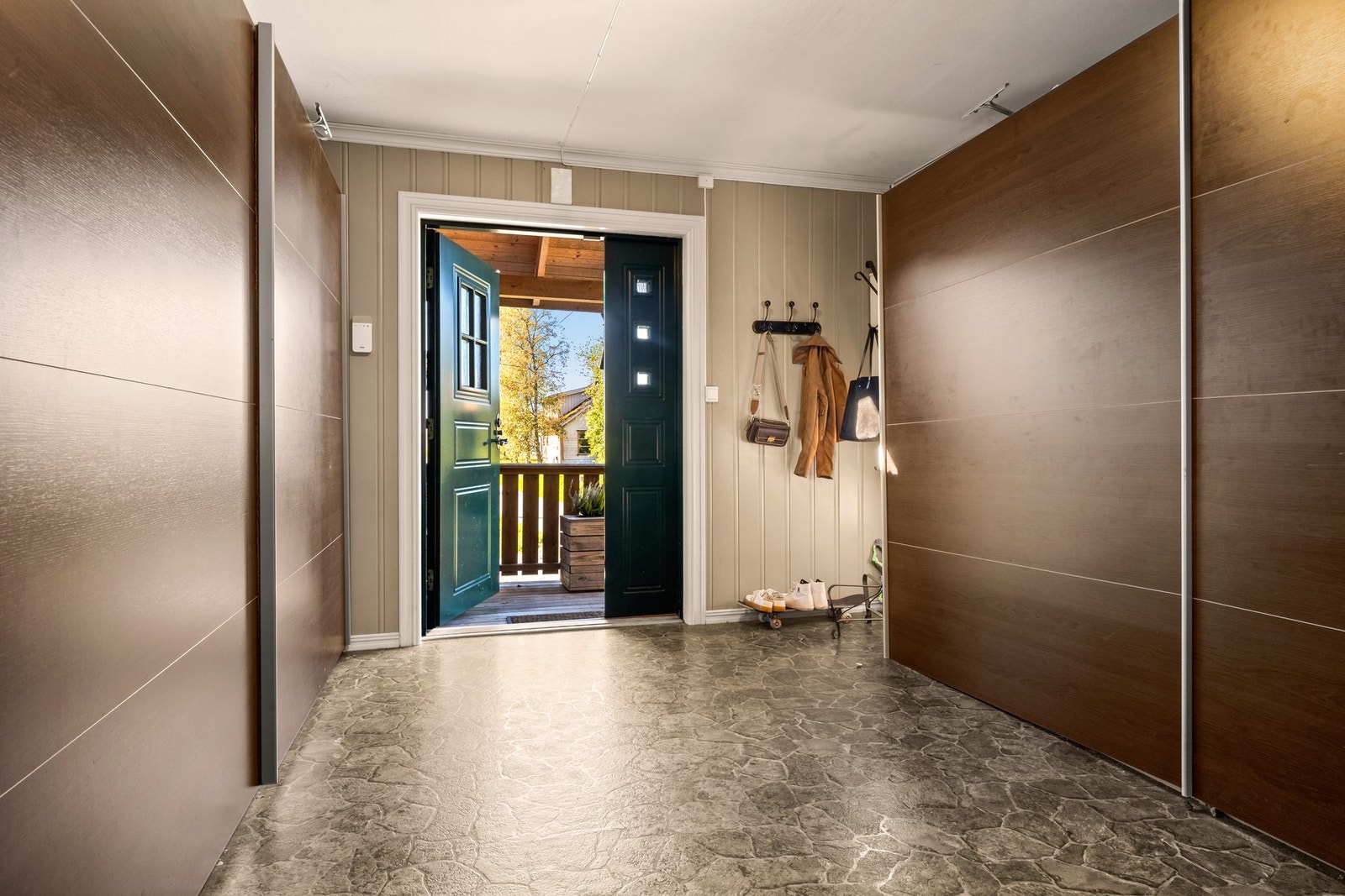 Inngang med masse garderobe plass Galleribilde