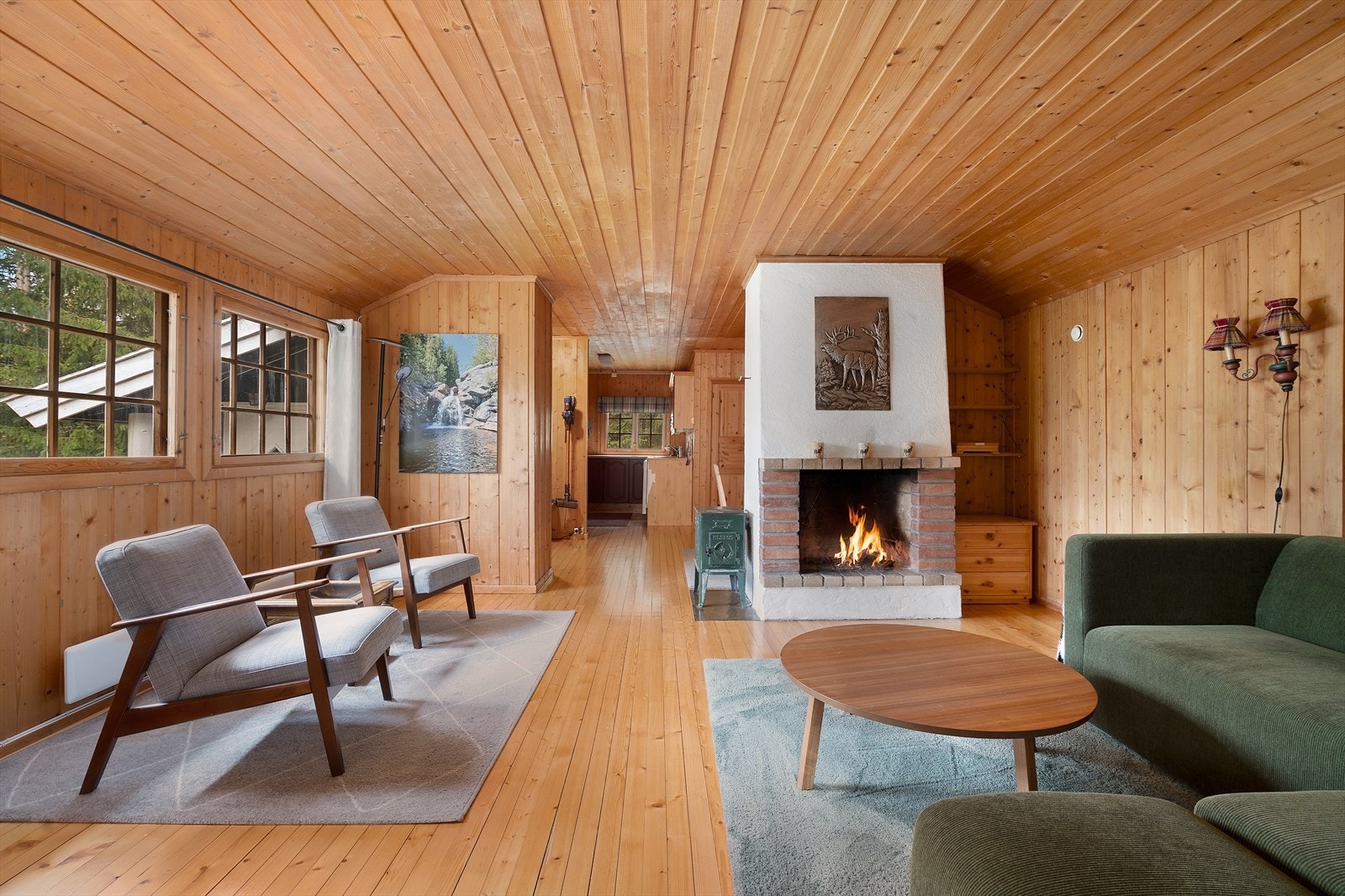 Her er en stor og åpen stue med åpen løsning mot kjøkken og spiseplass. Galleribilde