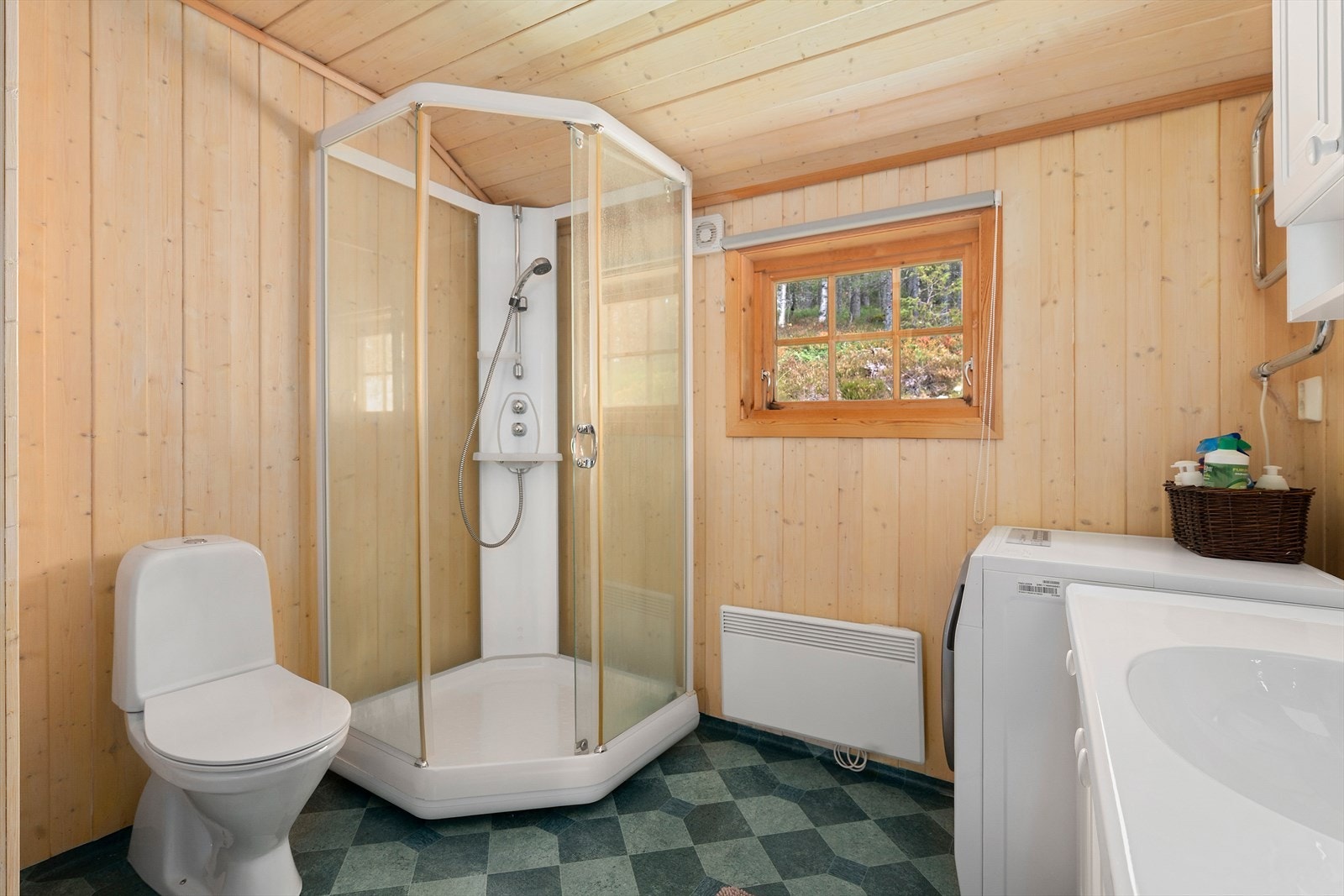 Det er fra 2003 (ref. tidligere salgsoppgave). Gulvet har vinylbelegg, og vegger og himling er kledd med trepanel. Galleribilde