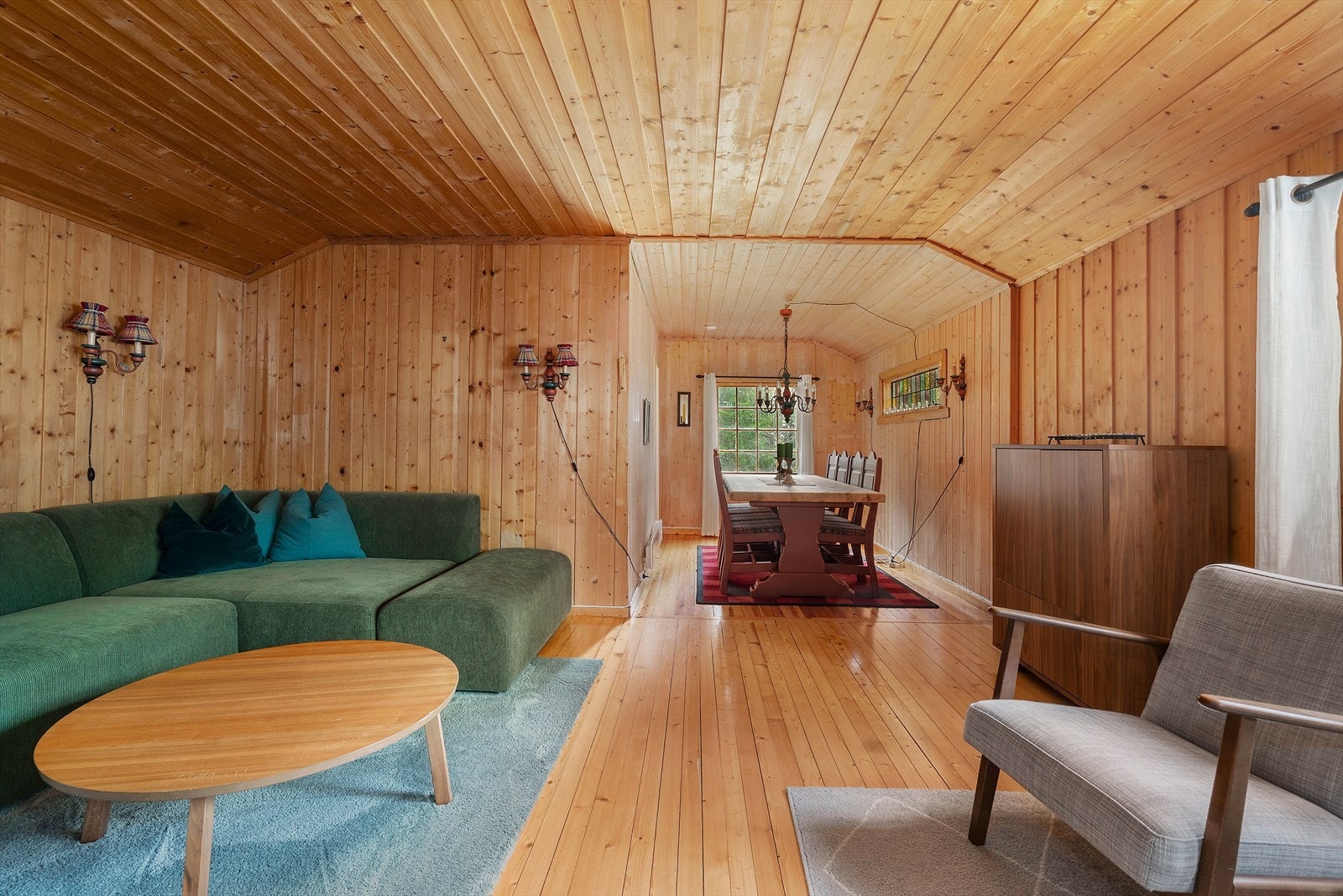 Stuen har en naturlig plass til spisebord i enden. Galleribilde